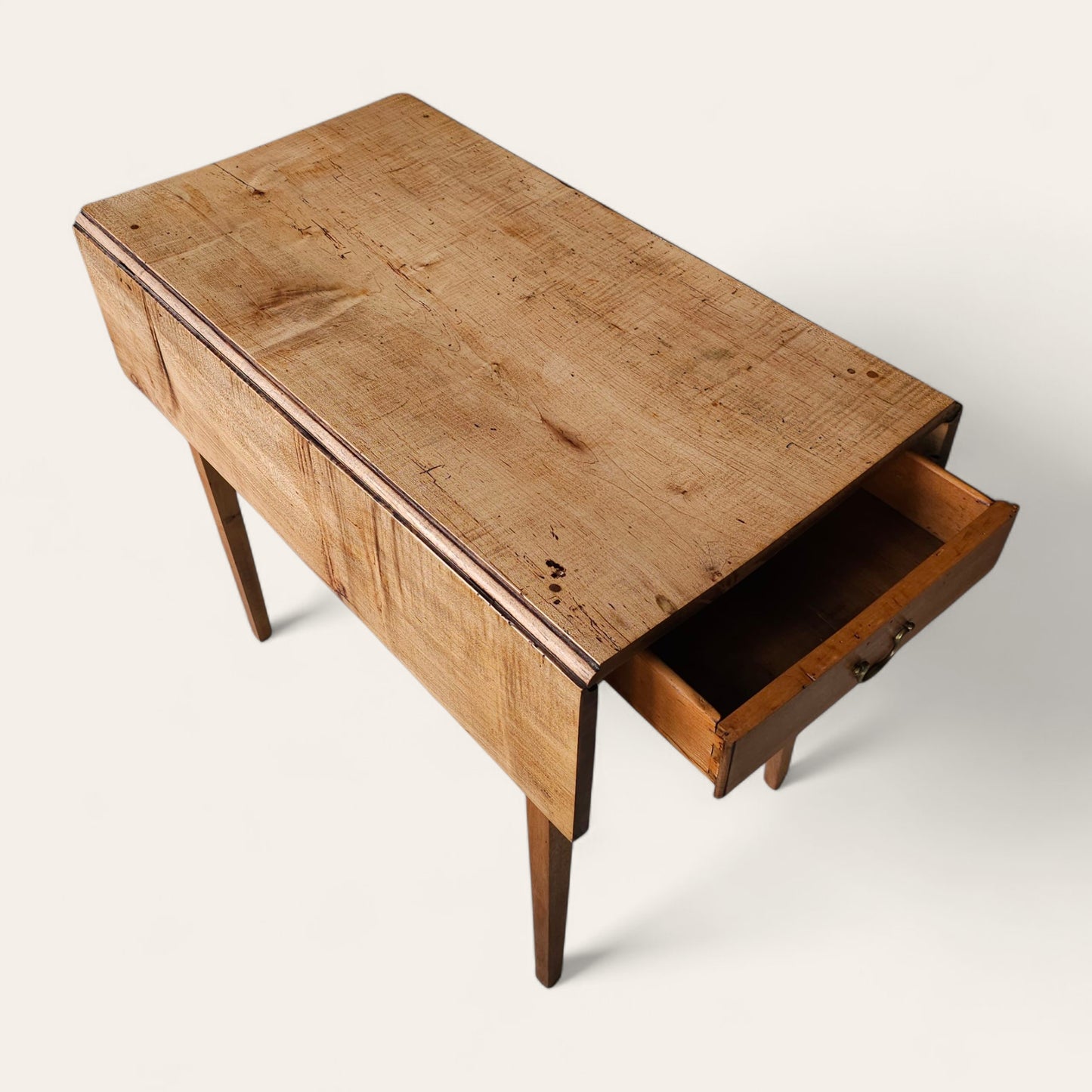 1790s New Bedford Pembroke Table in Tiger Maple