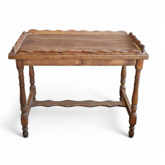 Early 20th Century American Oak Tea Table With Scalloped Trim